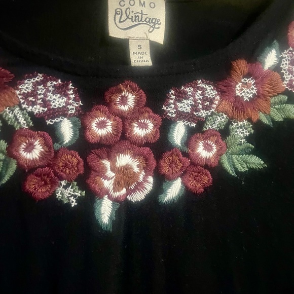 Floral embroidery with bell sleeves blouse - Picture 2 of 4